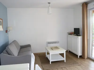 Télévision ou salle de divertissement dans l'établissement Charmant apt à Parentis avec piscine, 4 pers, près du lac, ménage inclus - FR-1-319-444