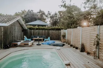 Piscine de l'établissement Maison Kyma ou située à proximité