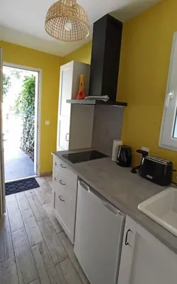 Cuisine ou kitchenette dans l'établissement T1 cosy climatisé indépendant sur prop privée à Sanguinet - lac, océan, Bassin d'Arcachon, Dune du Pyla