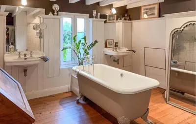 Salle de bains dans l'établissement 3 Bedroom Gorgeous Home In Arjuzanx