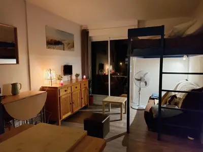 Coin salon dans l'établissement studio à l'océan au dessus des pins (plage & commerces à pied)