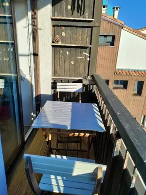Balcon ou terrasse dans l'établissement studio à l'océan au dessus des pins (plage & commerces à pied)