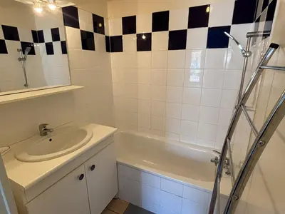 Salle de bains dans l'établissement Appartement T2 avec piscine à Biscarrosse Bourg, proche plages du lac et océan, 4 pers, centre-ville - FR-1-319-454