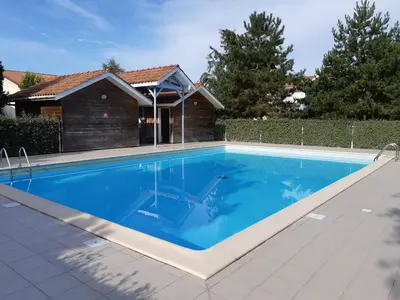Piscine de l'établissement Appartement T2 avec piscine à Biscarrosse Bourg, proche plages du lac et océan, 4 pers, centre-ville - FR-1-319-454 ou située à proximité