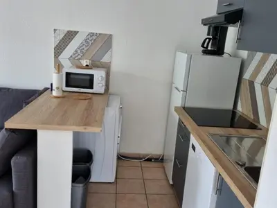 Cuisine ou kitchenette dans l'établissement Appartement T2 avec piscine à Biscarrosse Bourg, proche plages du lac et océan, 4 pers, centre-ville - FR-1-319-454