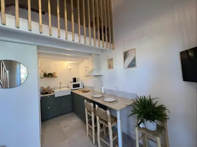 Cuisine ou kitchenette dans l'établissement Les Embruns, océan et centre ville à pied