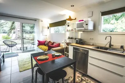 Cuisine ou kitchenette dans l'établissement Villa CHEBEC Appartement en rez de jardin avec terrasse vue sur golf d Hossegor