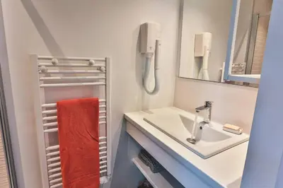 Salle de bains dans l'établissement Villa CHEBEC Appartement en rez de jardin avec terrasse vue sur golf d Hossegor