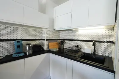 Cuisine ou kitchenette dans l'établissement Studio entièrement rénové à deux pas des plages