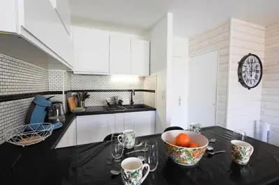 Cuisine ou kitchenette dans l'établissement Studio entièrement rénové à deux pas des plages