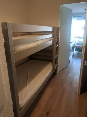 Un ou plusieurs lits dans un hébergement de l'établissement Appartement 200m de l'océan avec piscine extérieure