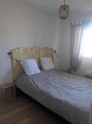 Un ou plusieurs lits dans un hébergement de l'établissement Appartement 200m de l'océan avec piscine extérieure