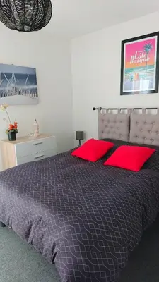 Un ou plusieurs lits dans un hébergement de l'établissement Appartement cosy à Dax avec piscine partagée - 65 m².