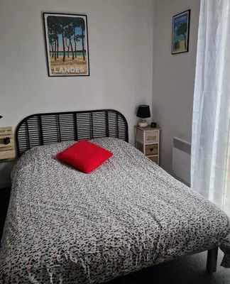 Un ou plusieurs lits dans un hébergement de l'établissement Appartement cosy à Dax avec piscine partagée - 65 m².