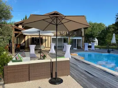 Piscine de l'établissement maison de vacances Mont de Marsan ou située à proximité
