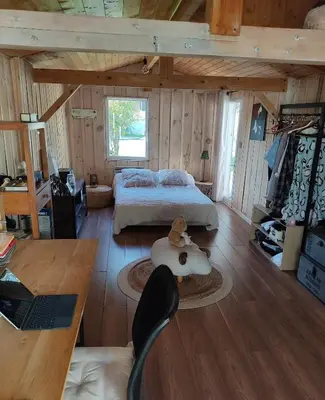 Un ou plusieurs lits dans un hébergement de l'établissement Maison familiale en bois avec piscine, proche du bassin