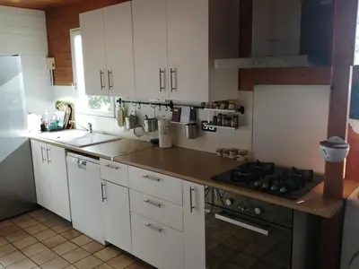 Cuisine ou kitchenette dans l'établissement Maison familiale en bois avec piscine, proche du bassin