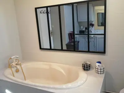 Salle de bains dans l'établissement Maison familiale en bois avec piscine, proche du bassin