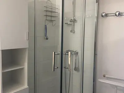 Salle de bains dans l'établissement Appartement spacieux pour 6 avec terrasse, parking et animaux admis - FR-1-379-141