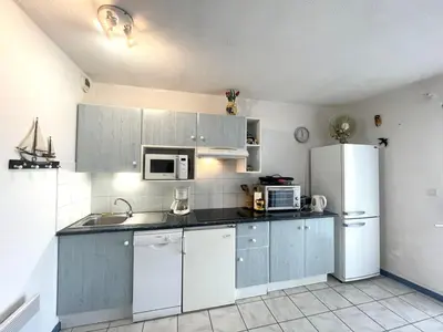 Cuisine ou kitchenette dans l'établissement Appartement spacieux pour 6 avec terrasse, parking et animaux admis - FR-1-379-141