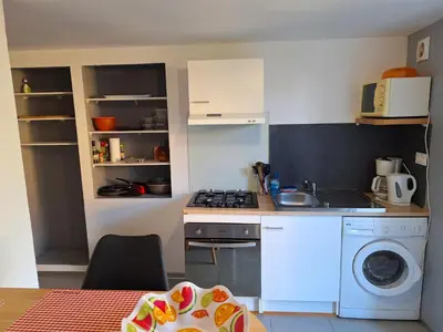 Cuisine ou kitchenette dans l'établissement Agréable Studio tout équipé