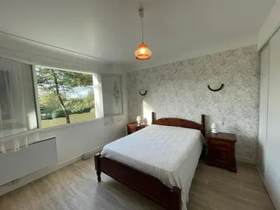 Un ou plusieurs lits dans un hébergement de l'établissement Maison familiale landaise à 350m de la plage avec garage, 4 chambres et jardin - FR-1-413-185