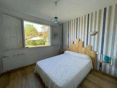 Un ou plusieurs lits dans un hébergement de l'établissement Maison familiale landaise à 350m de la plage avec garage, 4 chambres et jardin - FR-1-413-185