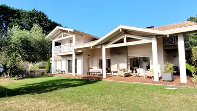 Jardin de l'établissement VILLA LES OLIVIERS, piscine chauffée XXL, jardin de 2500m2, ping pong, proche plage et lac
