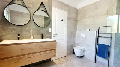 Salle de bains dans l'établissement VILLA LES OLIVIERS, piscine chauffée XXL, jardin de 2500m2, ping pong, proche plage et lac