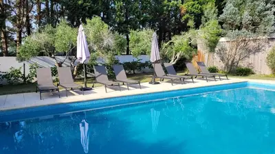 Piscine de l'établissement VILLA LES OLIVIERS, piscine chauffée XXL, jardin de 2500m2, ping pong, proche plage et lac ou située à proximité