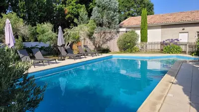Piscine de l'établissement VILLA LES OLIVIERS, piscine chauffée XXL, jardin de 2500m2, ping pong, proche plage et lac ou située à proximité