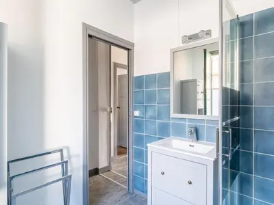 Salle de bains dans l'établissement Maison Individuelle T4 pour 5 pers, Proche Centre et Océan, Grand Jardin, Non Fumeur, Pas d'animaux - FR-1-521-190
