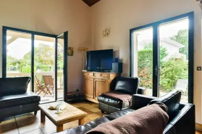 Télévision ou salle de divertissement dans l'établissement Villa avec piscine et jardin, Gujan-Mestras