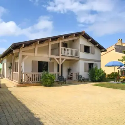 Villa avec piscine et jardin