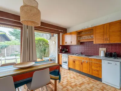 Cuisine ou kitchenette dans l'établissement Maison 6 pers. à Mimizan, bord de courant, forêt et océan, 3 étoiles, tout confort, ménage inclus - FR-1-50-80
