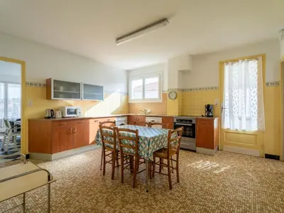 Cuisine ou kitchenette dans l'établissement Maison 2* à 150m de l’océan, 6 pers, terrasse, jardin, proche activités - FR-1-50-93