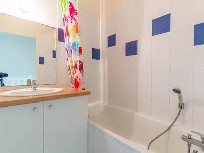 Salle de bains dans l'établissement Duplex à Mimizan Plage pour 7 pers, parking, face océan, classé 3 étoiles - FR-1-50-92