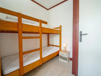 Un ou plusieurs lits dans un hébergement de l'établissement Maison à Mimizan Plage, 600m de la mer, 10 pers, 2 étoiles, confort moderne, jardin, parking - FR-1-50-88