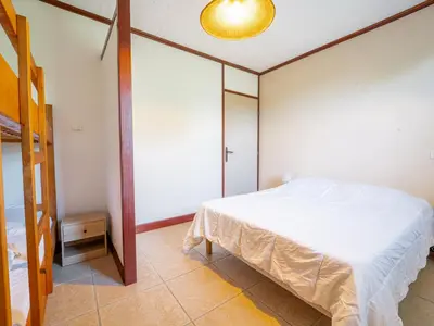 Un ou plusieurs lits dans un hébergement de l'établissement Maison à Mimizan Plage, 600m de la mer, 10 pers, 2 étoiles, confort moderne, jardin, parking - FR-1-50-88