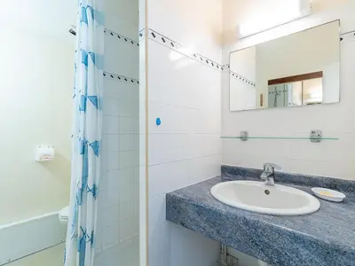 Salle de bains dans l'établissement Appartement 2 étoiles à Mimizan Plage pour 4 personnes avec parking - FR-1-50-85