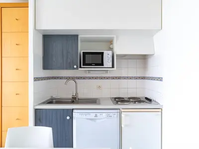 Cuisine ou kitchenette dans l'établissement Appartement 2 étoiles à Mimizan Plage pour 4 personnes avec parking - FR-1-50-85