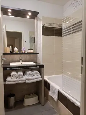 Salle de bains dans l'établissement Résidence de la Source by Euclenima
