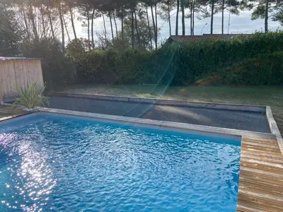 Piscine de l'établissement Maison avec sa grande terrasse ensoleillée ou située à proximité
