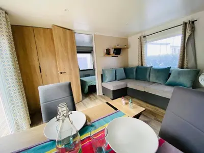 Coin salon dans l'établissement Escape MobilHome aux Dunes de Contis