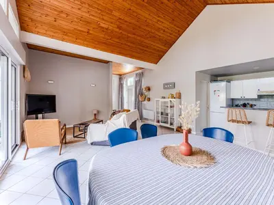 Télévision ou salle de divertissement dans l'établissement Villa avec piscine privée, jardin clôturé et WIFI à Biscarrosse - Idéale pour 6 personnes - FR-1-521-192