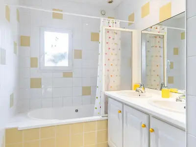 Salle de bains dans l'établissement Villa avec piscine privée, jardin clôturé et WIFI à Biscarrosse - Idéale pour 6 personnes - FR-1-521-192