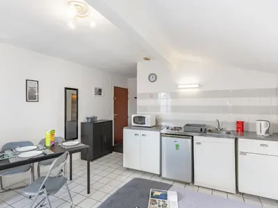 Cuisine ou kitchenette dans l'établissement Holiday Home Rés de la paix by Interhome