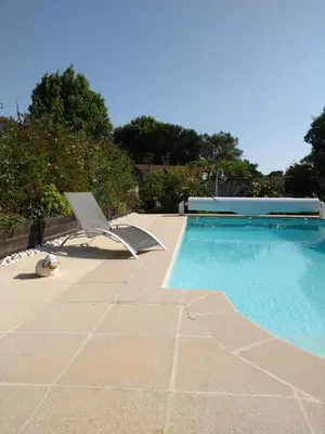 Piscine de l'établissement Maison familiale Landaise pour 2 couples, enfants ou située à proximité