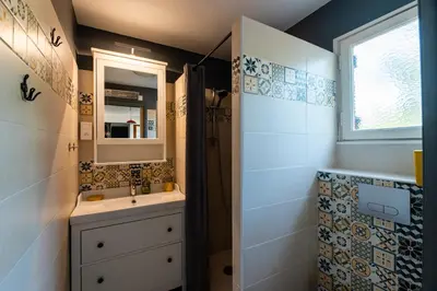 Salle de bains dans l'établissement LA PETITE MAISON DU LAC