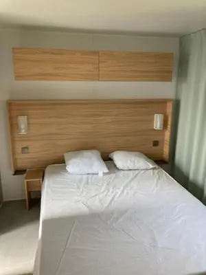 Un ou plusieurs lits dans un hébergement de l'établissement MOBIL HOME 8 PERSONNES 4 ETOILES 16 HECTARES DE FORET 2 SALLES DE BAIN A MIMIZAN 40 m2 HAUT STANDING